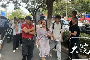 记者：这支国足不仅没为队员带来荣誉感，反而产生了负担感